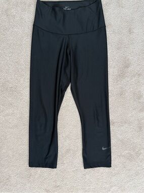 Nike black capri Black Dri-FIT Performance Leggings-size M